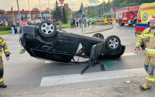 Wypadek na rondzie Santockim. Zderzenie dwóch Audi, jedno z aut dachowało