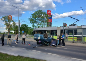Dachowanie Skody na Walczaka. Zderzyła się z Volkswagenem