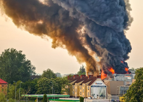 Potężny pożar parku trampolin w Gorzowie. Kłęby czarnego dymu było widać z daleka