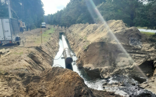 Uszkodzili rurociąg z ropą podczas prac. Wyciek zalał drogę