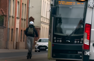 Pokazał środkowy palec i wjechał na torowisko pod prąd. Szokujące nagranie w sieci