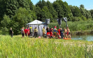 Mężczyzna topił się w jeziorze w Karninie. Lądował śmigłowiec LPR