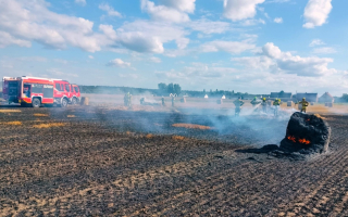 Pożar ścierniska z balotami słomy. Świadkowie złapali podpalacza
