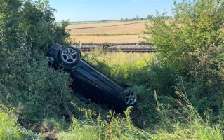 Opel zatrzymał się na dachu w rowie. Kierowca był pijany
