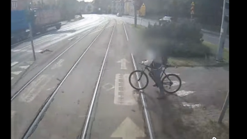 Ponad 40 ton nie stanie w miejscu. Rowerzysta wjechał pod tramwaj na rondzie Solidarności