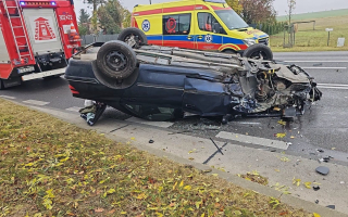 Dachował po zderzeniu ze Skodą. Kierowca Peugeota porzucil auto i uciekł pieszo 