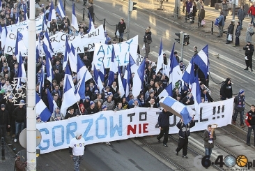 Pokojowy przemarsz z trumną na czele