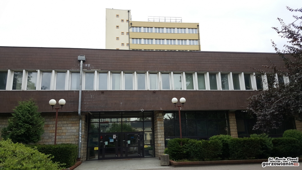 Katedra tymczasowo „przeniesiona” do banku