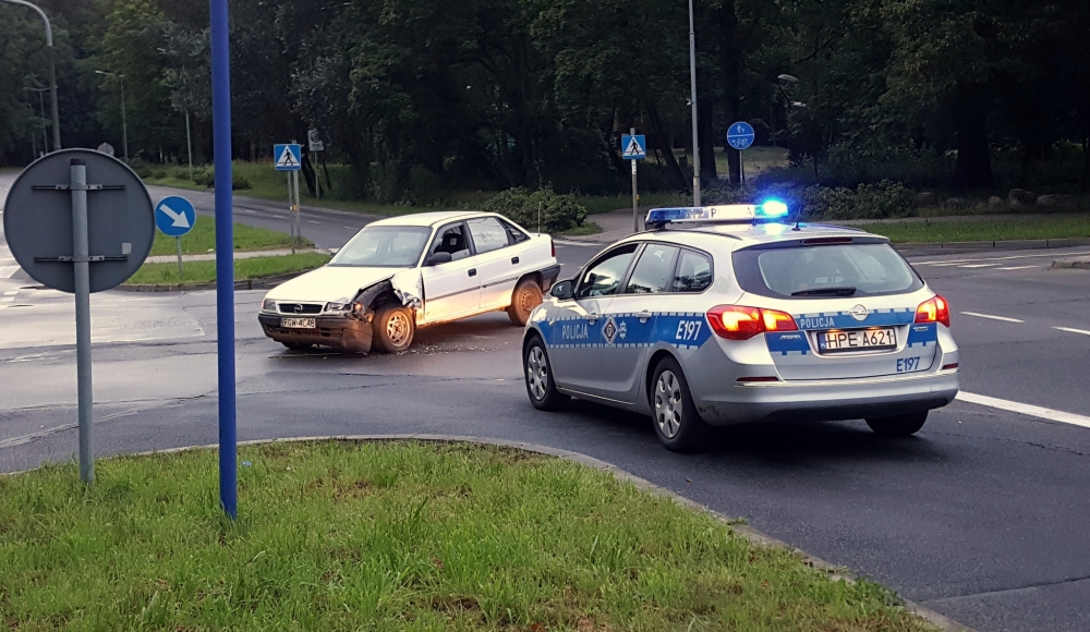 Uderzył w bok mercedesa i uciekł