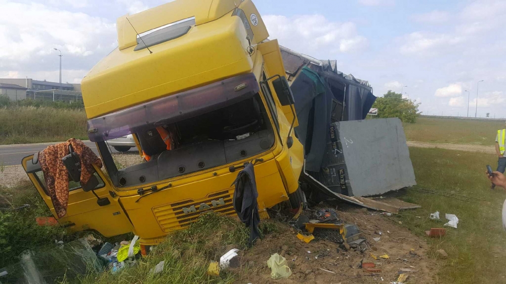 Przewrócona ciężarówka na starej trójce