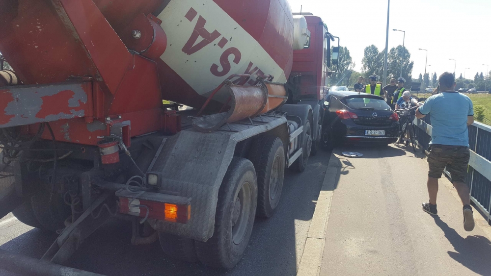 Ciężarówka zepchnęła opla na chodnik