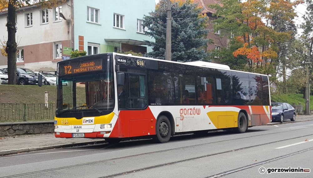 Tłumy pasażerów w autobusach na linii T2