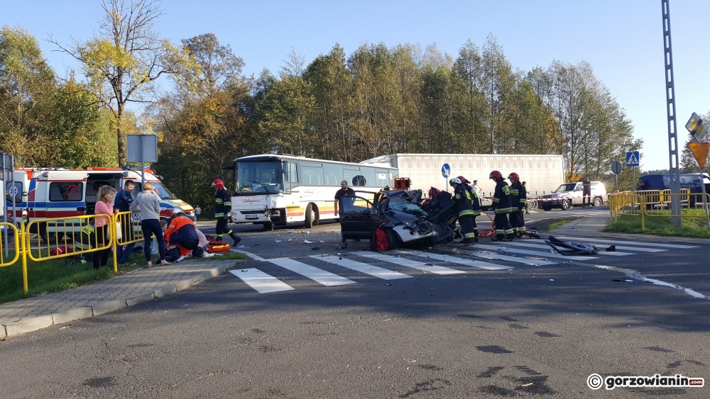 Osobówka roztrzaskała się o autobus [film i zdjęcia]