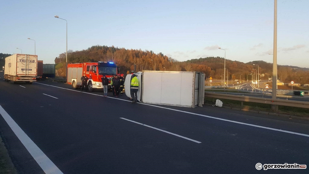 Przewrócony bus na S3