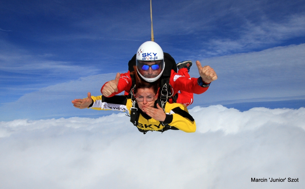 Skoki spadochronowe w tandemie to niezapomniane przeżycie!