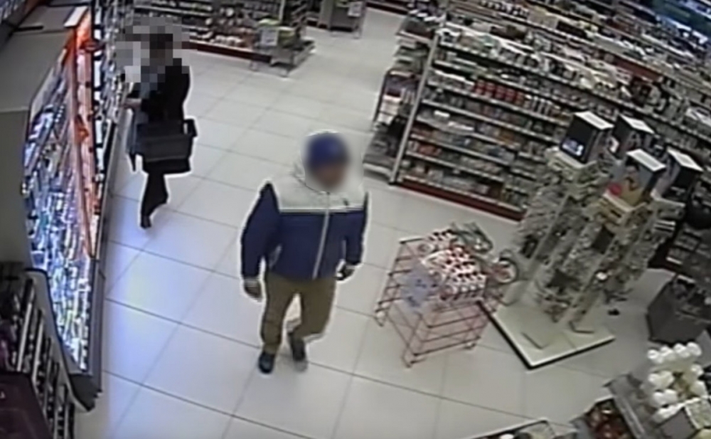 Wynieśli z drogerii 7 flakonów z perfumami