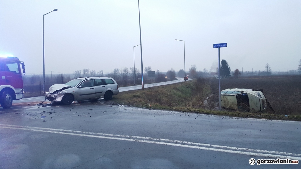 Kierowca volvo wymusił pierwszeństwo i dachował [zdjęcia]