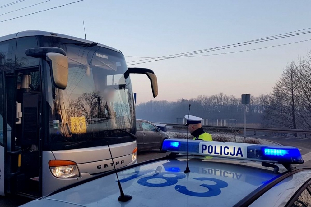 Policjanci sprawdzają stan techniczny autobusów [zdjęcia]