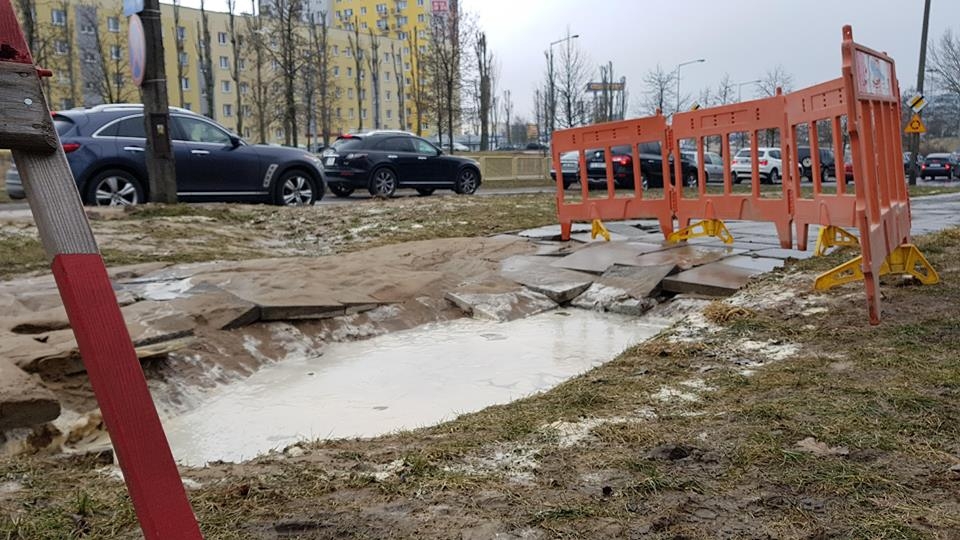 Potężna awaria wodociągu na Piłsudskiego [zdjęcia]