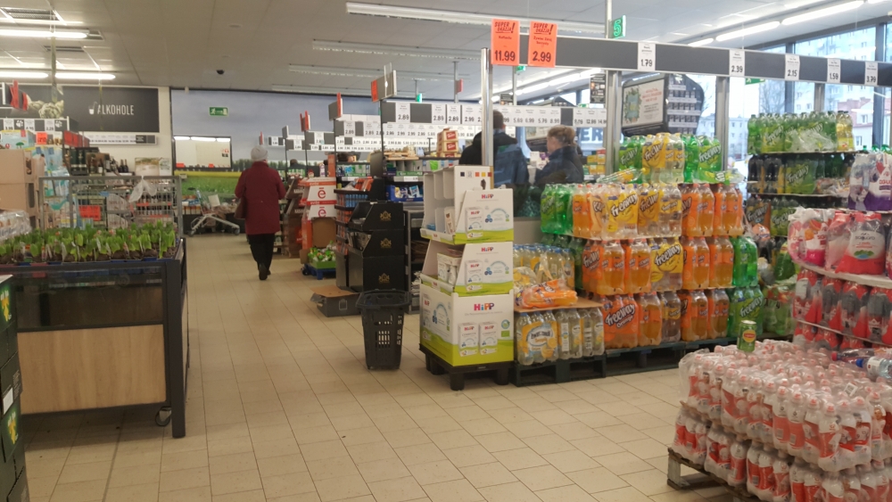 Tłumy w galeriach, bez kolejek w marketach i dyskontach