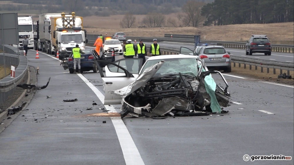 Kierowca renault jechał pod prąd na S3. Mężczyzna zginął [zdjęcia]