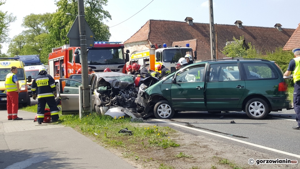 Czołówka i zmiażdżone auta pod Gorzowem [zdjęcia]