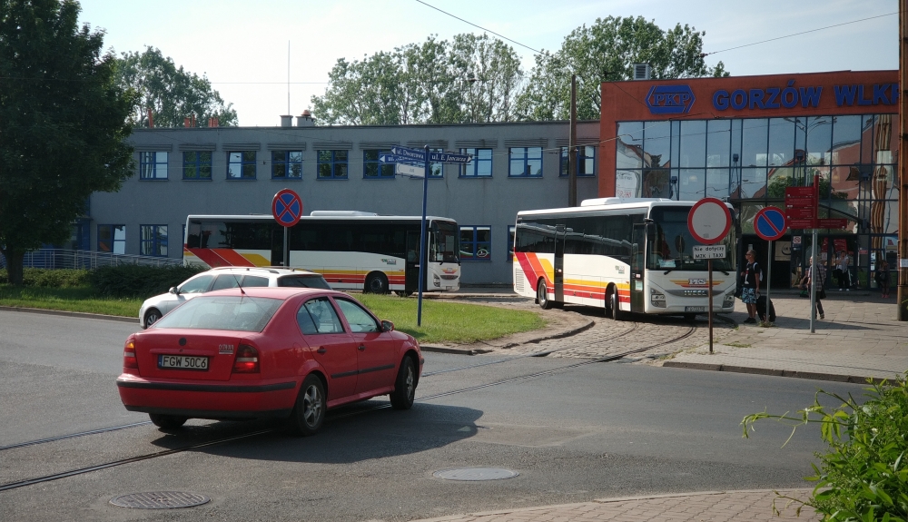 Autobusem, zamiast pociągiem. Ruszyły dojazdy pasażerów