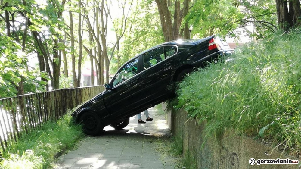 BMW stoczyło się i zawisło na skarpie [zdjęcia]