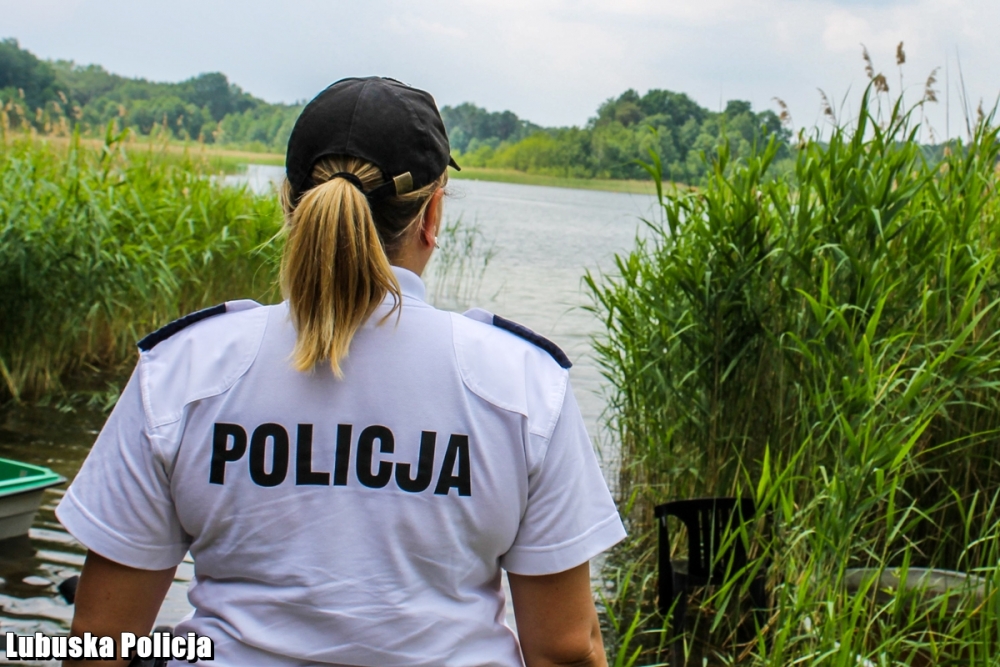 Policjanci dbają o bezpieczeństwo nad wodą