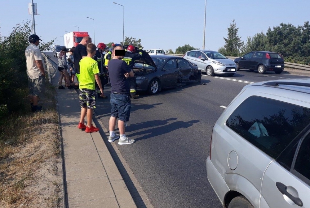 Zasłabł za kierownicą i zjechał na przeciwległy pas [film]