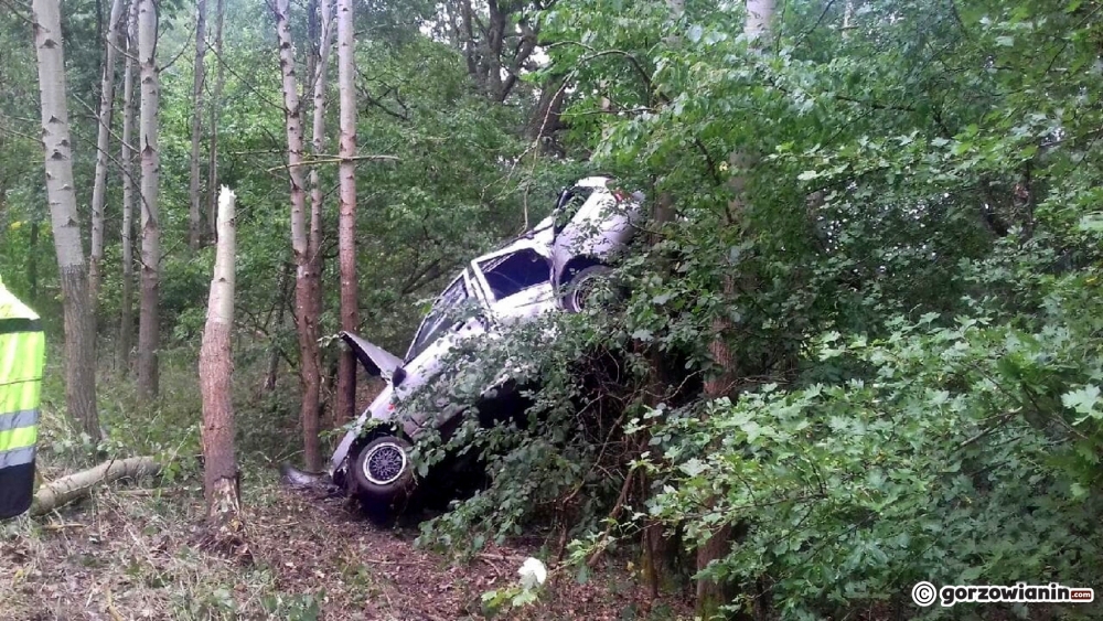 Pijany kierowca roztrzaskał forda o drzewa