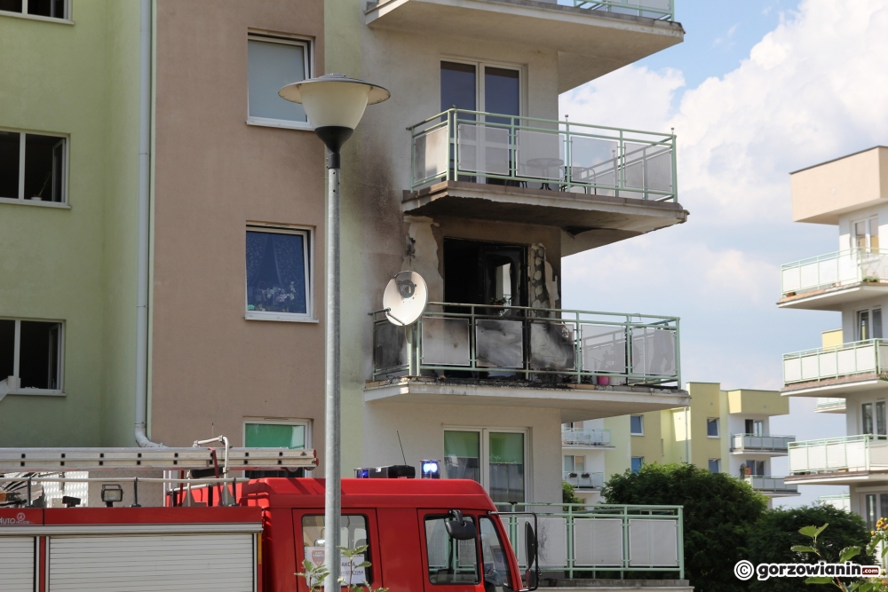 Spłonął balkon przy Obrońców Pokoju [film i zdjęcia]