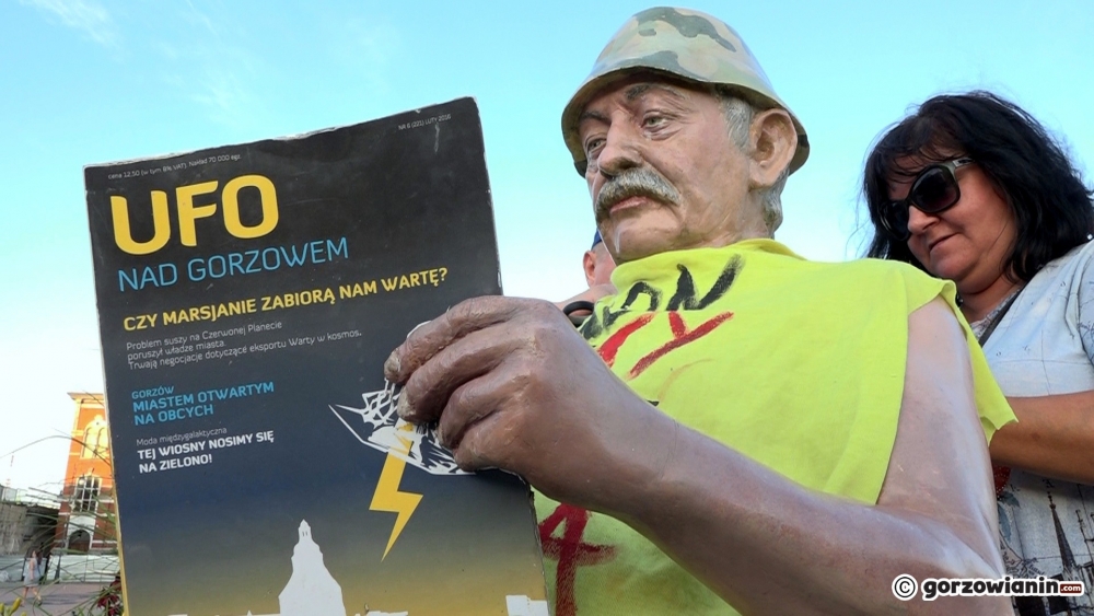 Janusz Gorzowski ubrany w Konstytucję