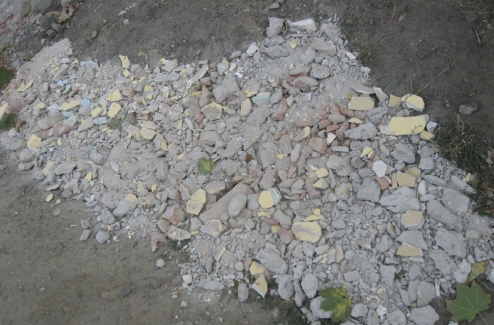 Wysypał gruz przed blok