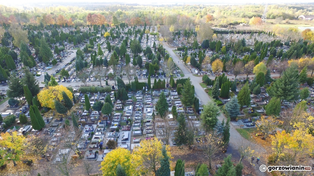 Przygotowania do 1 listopada na cmentarzu