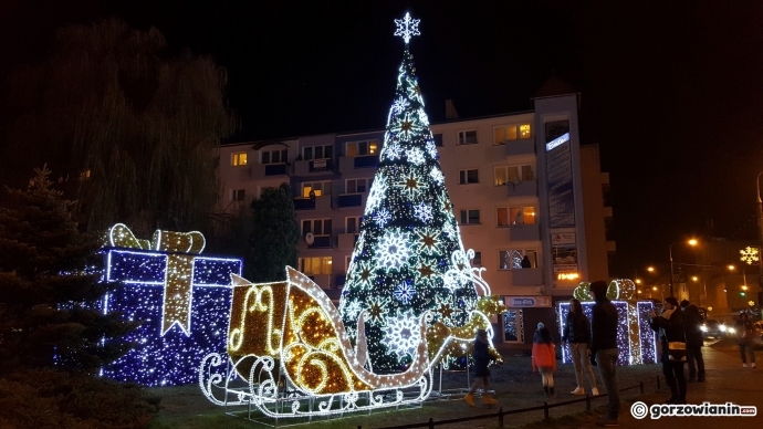 Fotel Mikołaja, kominek i choinka na święta