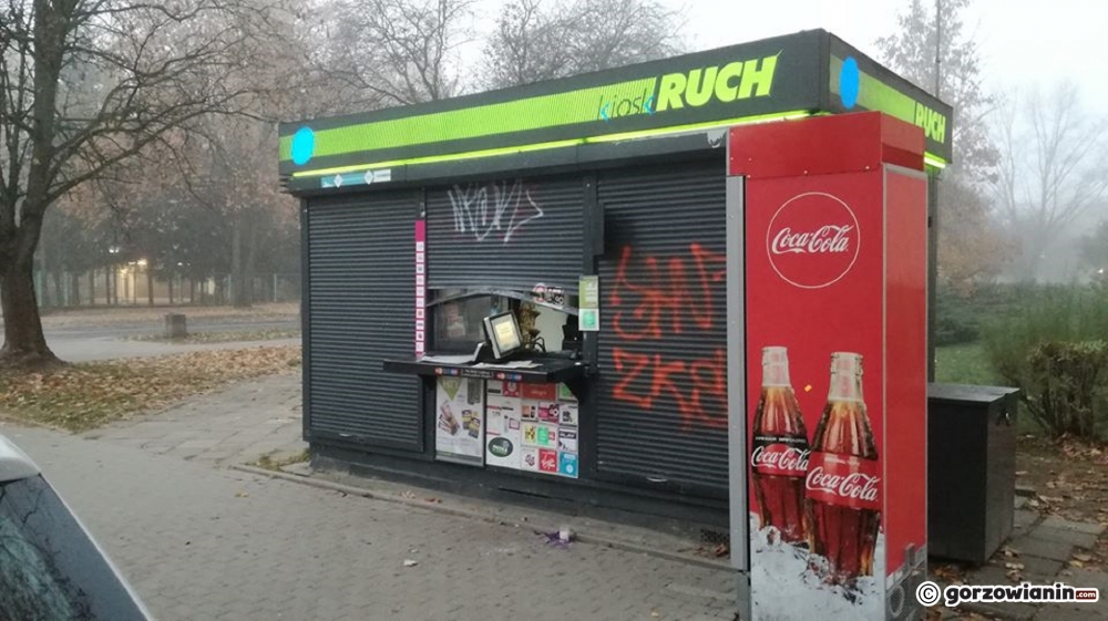 Zdemolowany kiosk przy Czereśniowej