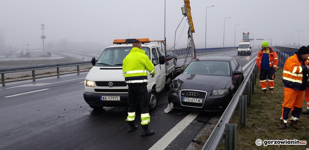 Kierująca audi uderzyła w pojazd służby drogowej [zdjęcia]