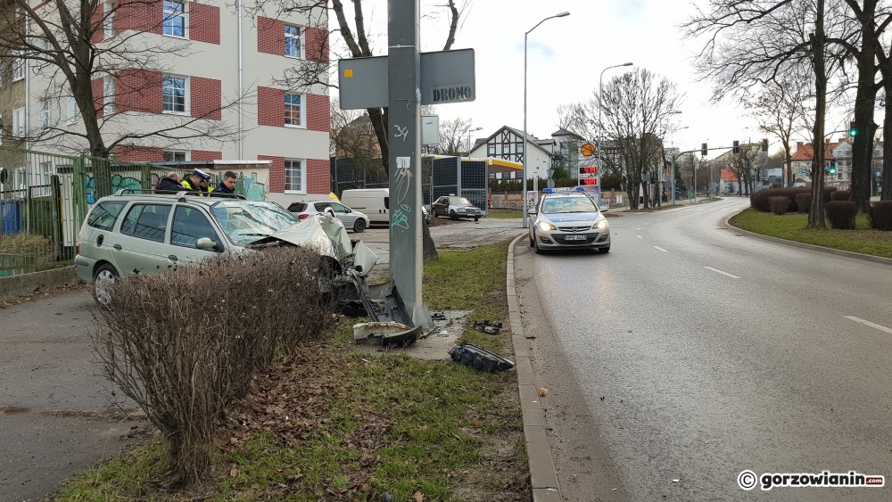 Rozbił renault o słup i uciekł pieszo [film i  zdjęcia]