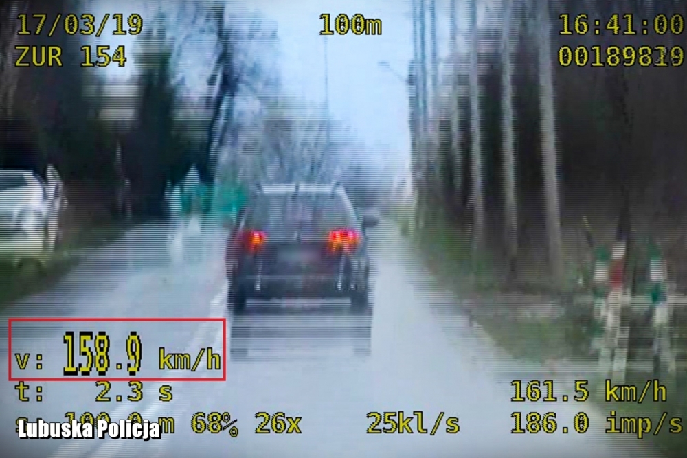Kierowca volkswagena pędził 158 km/h przez Wawrów