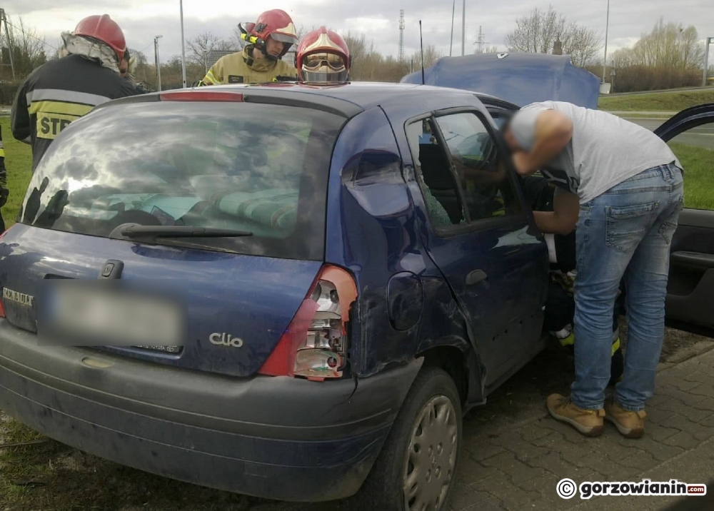 Ciężarówka staranowała renault