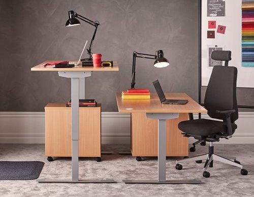 Praca przy biurku – na stojąco? Wygoda i wydajność