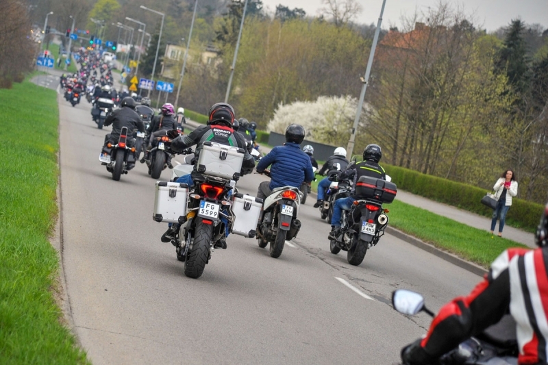 Motocykliści na ulicach, utrudnienia w ruchu