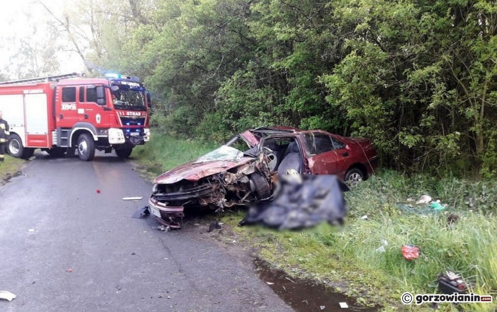 Peugeot dachował. Kierowca przygnieciony przez pojazd