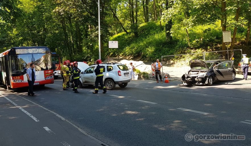 Zderzenie autobusu z dwoma samochodami [zdjęcia]