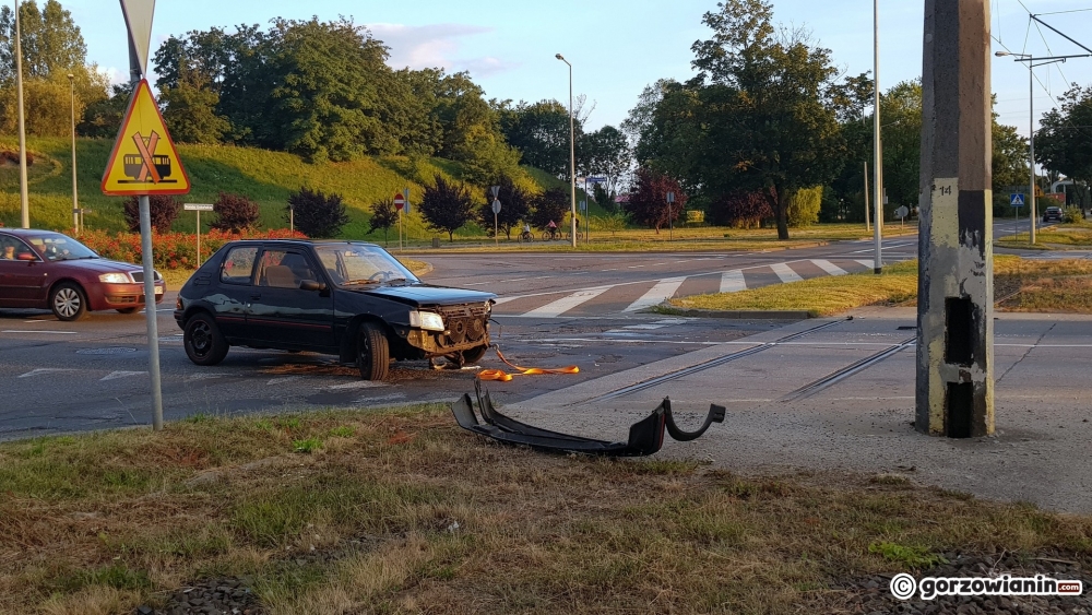 Kierowca peugeota uderzył w BMW [zdjęcia]