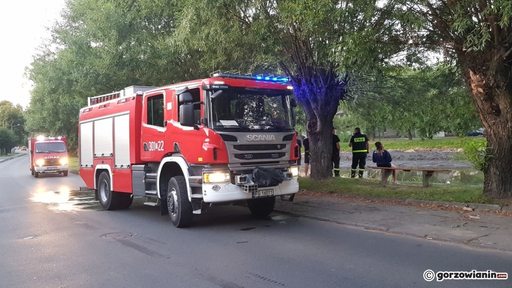 Pijany mężczyzna wpadł do stawu i ugrzązł w błocie