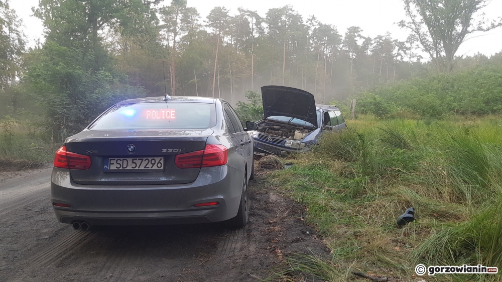 Jechali w szóstkę volkswagenem. Auto dachowało [zdjęcia]