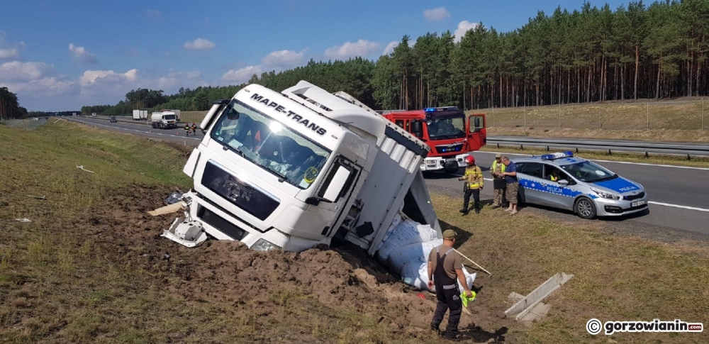 Ciężarówka wbiła się w skarpę na S3 [zdjęcia]