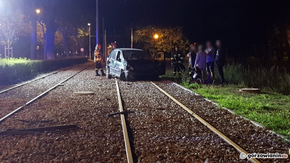 Jechał na czołówkę, wpadł citroenem na torowisko [zdjęcia]